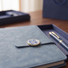 Set Cadou Agenda si Pix, Premium A5, Cutie si Punga, Piele Ecologica, Albastru , Inchidere Magnetica Set Cadou Agenda si Pix, Premium A5, Cutie si Punga, Piele Ecologica, Albastru , Inchidere Magnetica