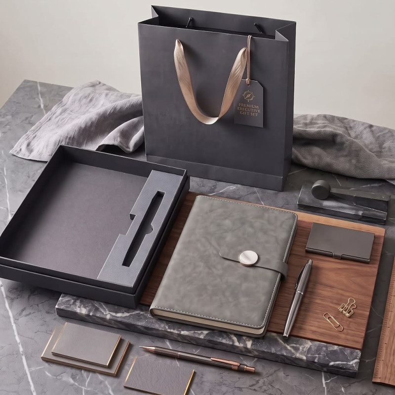 Set Cadou Agenda si Pix, Premium A5, Cutie si Punga, Piele Ecologica, Gri Antracit, Inchidere Magnetica Set Cadou Agenda si Pix, Premium A5, Cutie si Punga, Piele Ecologica, Gri Antracit, Inchidere Magnetica