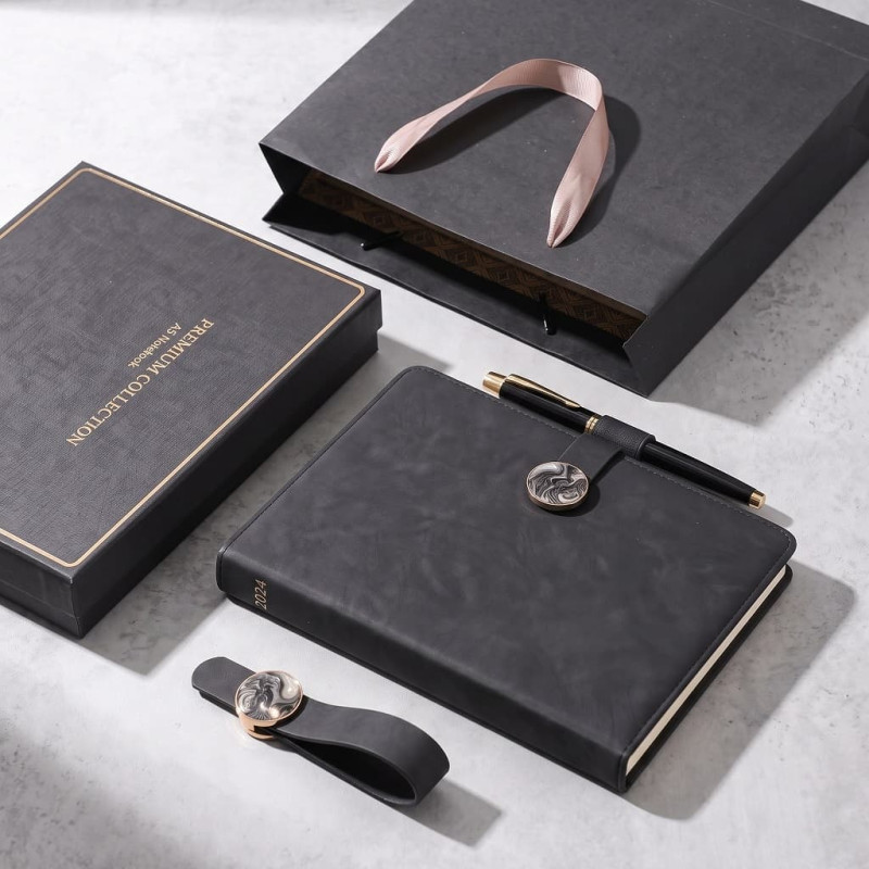Set Cadou Agenda si Pix, Premium A5, Cutie si Punga, Piele Ecologica, Negru cu Sclipici Fin,, Inchidere Magnetica Set Cadou Agenda si Pix, Premium A5, Cutie si Punga, Piele Ecologica, Negru cu Sclipici Fin,, Inchidere Magnetica