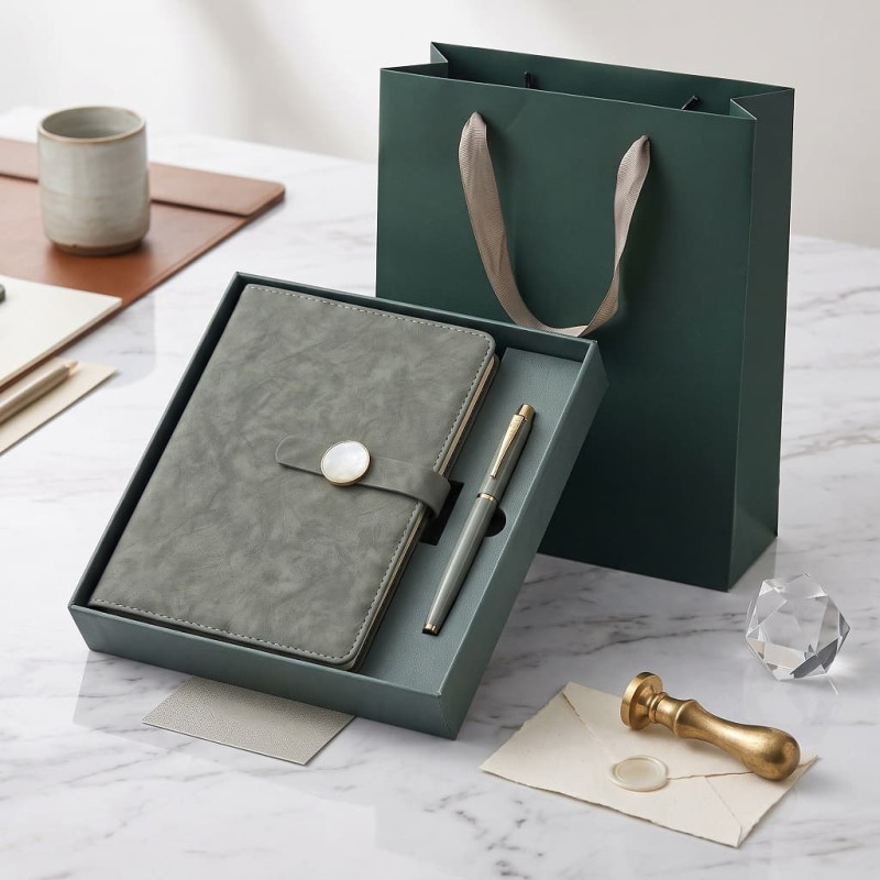 Set Cadou Agenda si Pix, Premium A5, Cutie si Punga, Piele Ecologica, Verde Salvie, Inchidere Magnetica tip Marmura Set Cadou Agenda si Pix, Premium A5, Cutie si Punga, Piele Ecologica, Verde Salvie, Inchidere Magnetica tip Marmura