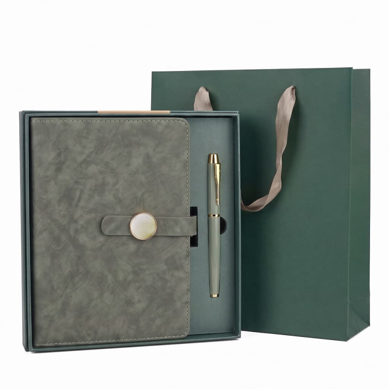 Set Cadou Agenda si Pix, Premium A5, Cutie si Punga, Piele Ecologica, Verde Salvie, Inchidere Magnetica tip Marmura Set Cadou Agenda si Pix, Premium A5, Cutie si Punga, Piele Ecologica, Verde Salvie, Inchidere Magnetica tip Marmura