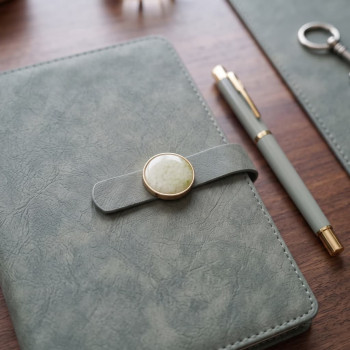 Set Cadou Agenda si Pix, Premium A5, Cutie si Punga, Piele Ecologica, Verde Salvie,  Inchidere Magnetica tip Marmura