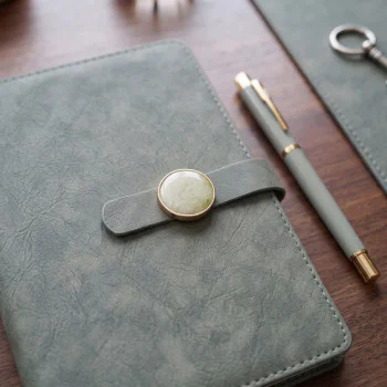 Set Cadou Agenda si Pix, Premium A5, Cutie si Punga, Piele Ecologica, Verde Salvie, Inchidere Magnetica tip Marmura Set Cadou Agenda si Pix, Premium A5, Cutie si Punga, Piele Ecologica, Verde Salvie, Inchidere Magnetica tip Marmura