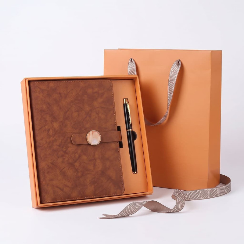 Set Cadou Agenda si Pix, Premium A5, Cutie si Punga, Piele Ecologica, Portocaliu Cogniac, Inchidere Magnetica Set Cadou Agenda si Pix, Premium A5, Cutie si Punga, Piele Ecologica, Portocaliu Cogniac, Inchidere Magnetica