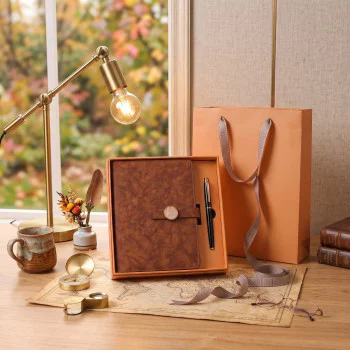 Set Cadou Agenda si Pix, Premium A5, Cutie si Punga, Piele Ecologica, Portocaliu Cogniac, Inchidere Magnetica Set Cadou Agenda si Pix, Premium A5, Cutie si Punga, Piele Ecologica, Portocaliu Cogniac, Inchidere Magnetica