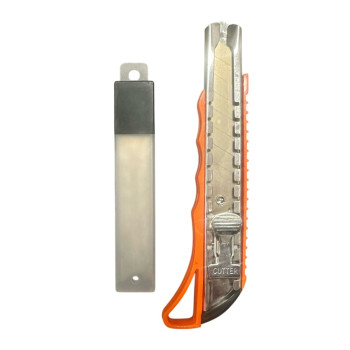 Cutter 18mm cu grip metalic si 3 lame de rezerva